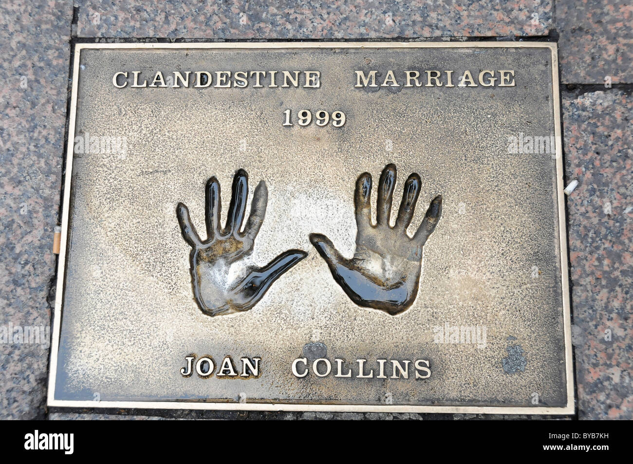 Imprimer la main de Joan Collins, palmaires, Leicester Square, Londres, Angleterre, Royaume-Uni, Europe Banque D'Images