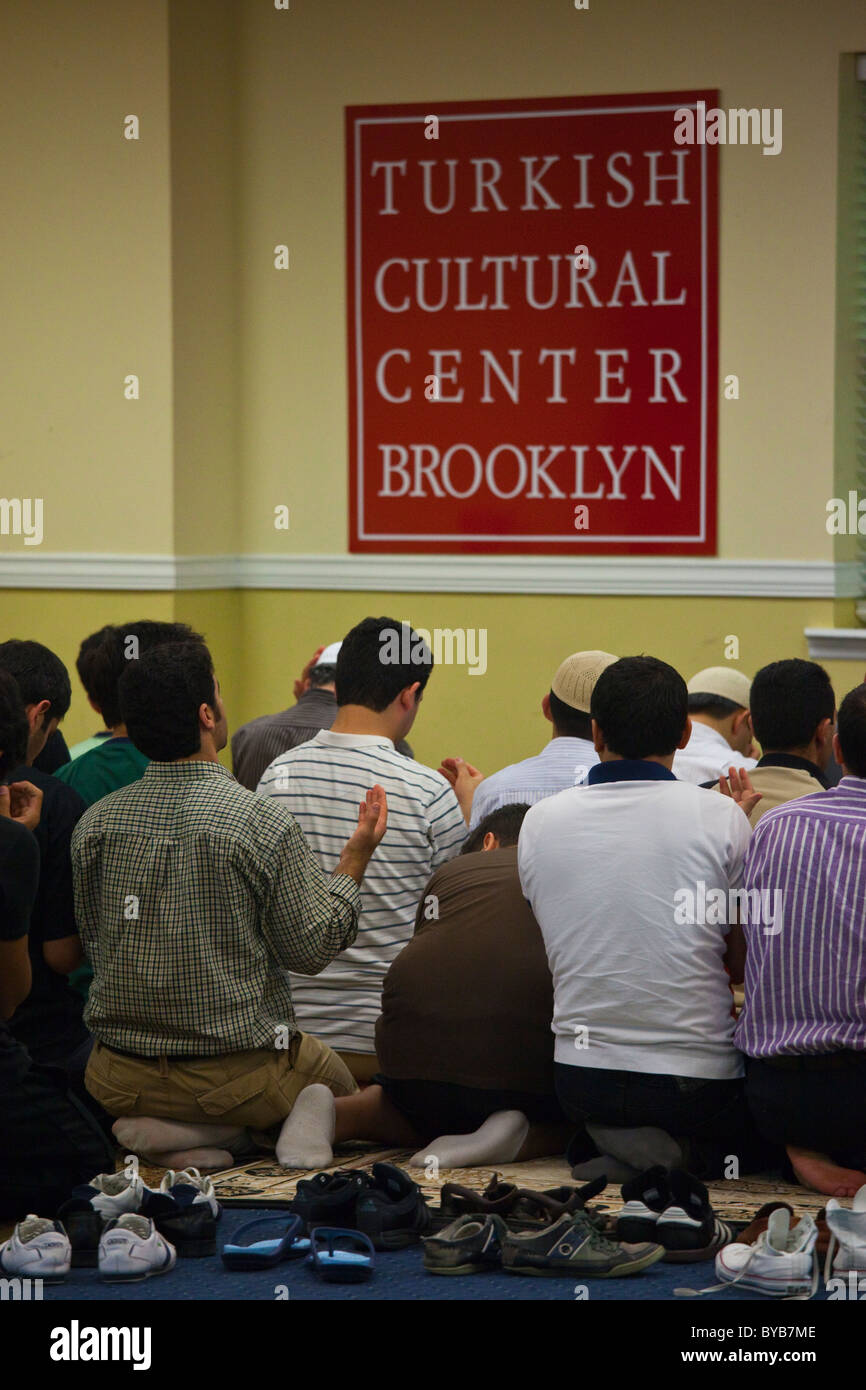 La prière musulmane au Centre Culturel turc à Brooklyn New York City Banque D'Images