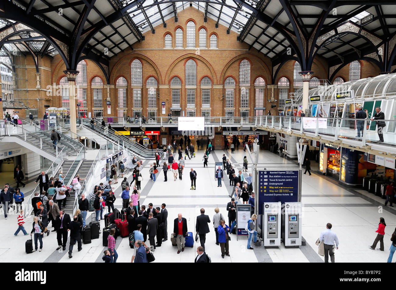 À l'intérieur de la gare de Liverpool Street, Londres, Angleterre, Royaume-Uni, Europe Banque D'Images