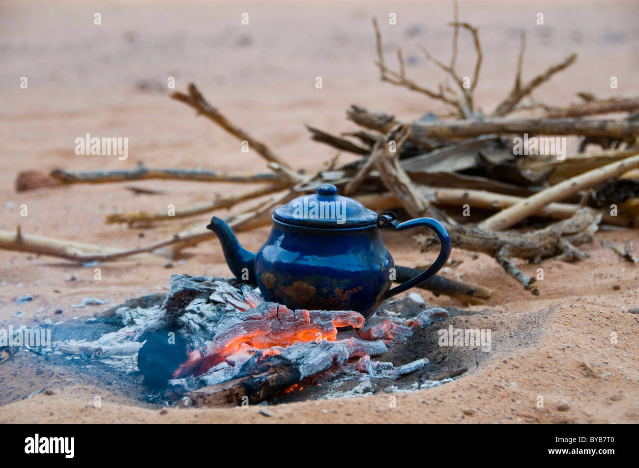 Théière sur feu de camp, Tadrat, Algérie, Afrique Photo Stock - Alamy