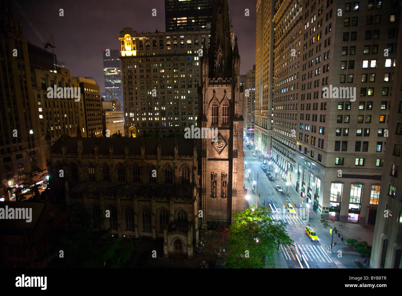Trinity Church de nuit à Manhattan, New York City Banque D'Images