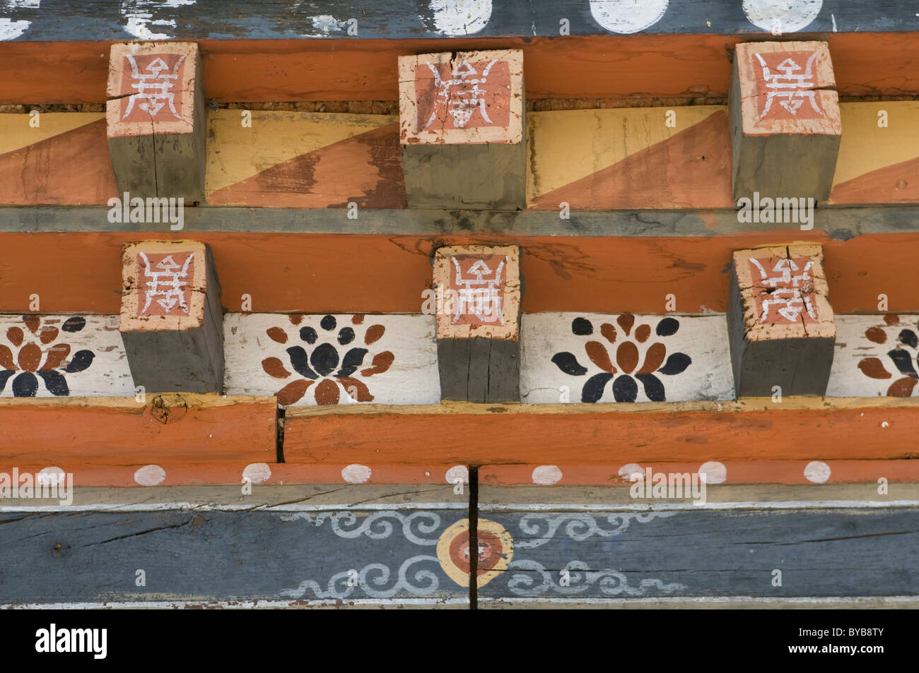 Ornements en bois dans la forteresse château de Wangdue Phodrang, Bhoutan, Asie Banque D'Images