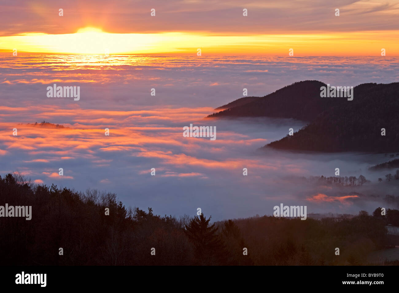 Lever du Soleil avec brouillard rouge et collines, Styrie, Autriche, Europe Banque D'Images