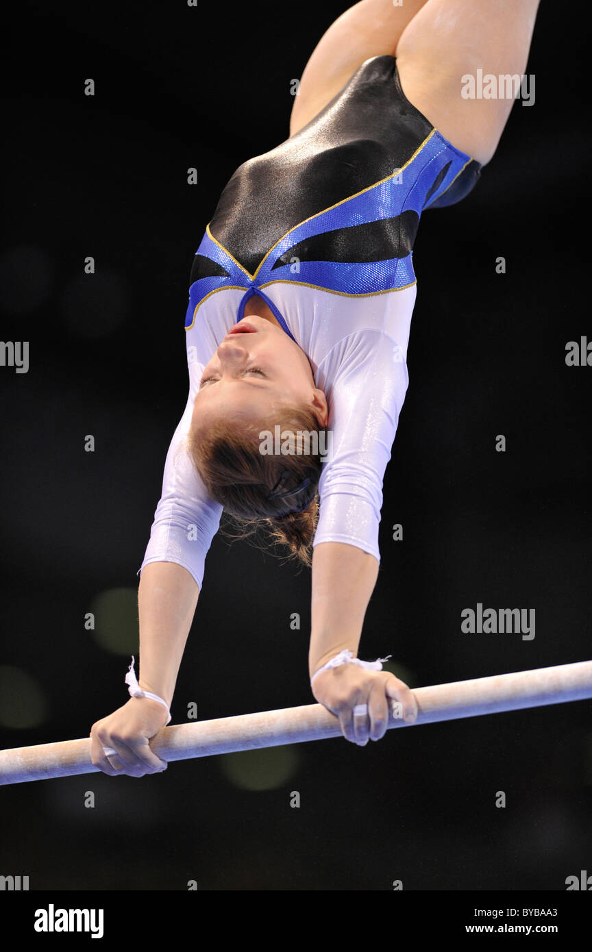Yana Demyanchuk, l'Ukraine, sur les barres asymétriques de la Coupe du monde de gymnastique, EnBW de 12 - 14.11.2010, 28e-DTB Cup, Stuttgart Banque D'Images