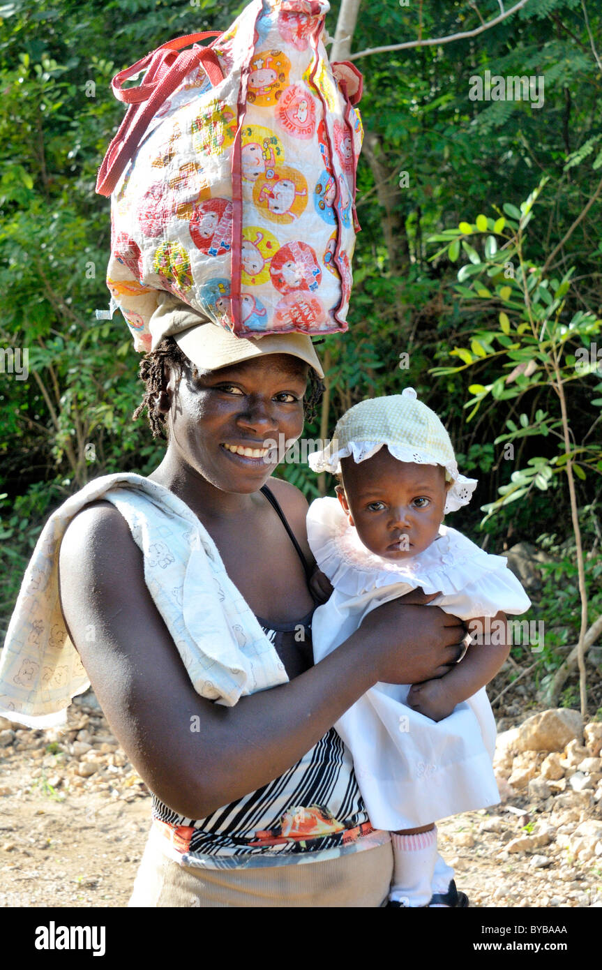 Portrait d'une mère et l'enfant, de la mère avec un sac sur la tête, Petit Goave, Haïti, Caraïbes, Amérique Centrale Banque D'Images