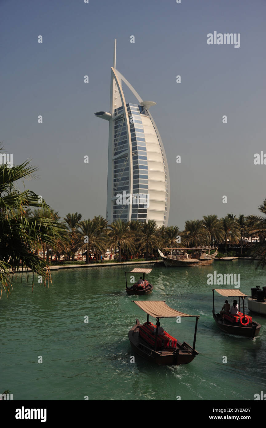 Le Burj Al Arab vu de l'hôtel à Al Qasr Madinat Jumeirah, Dubaï, Emirats Arabes Unis. Banque D'Images