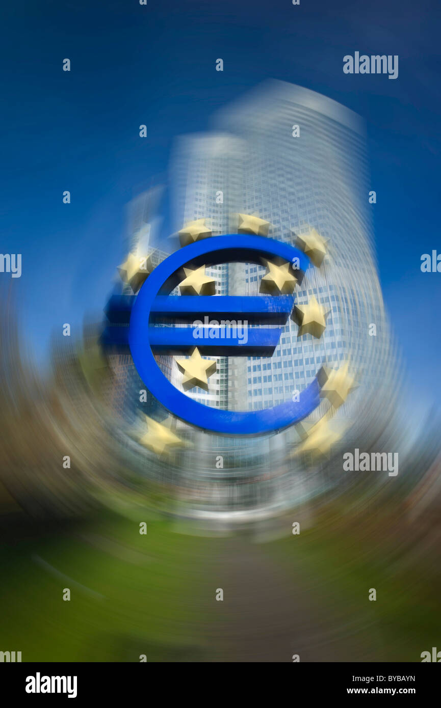 Symbole de l'euro, la Banque centrale européenne, BCE, derrière la tour de l'Euro, motion blur, Frankfurt am Main, Hesse Banque D'Images