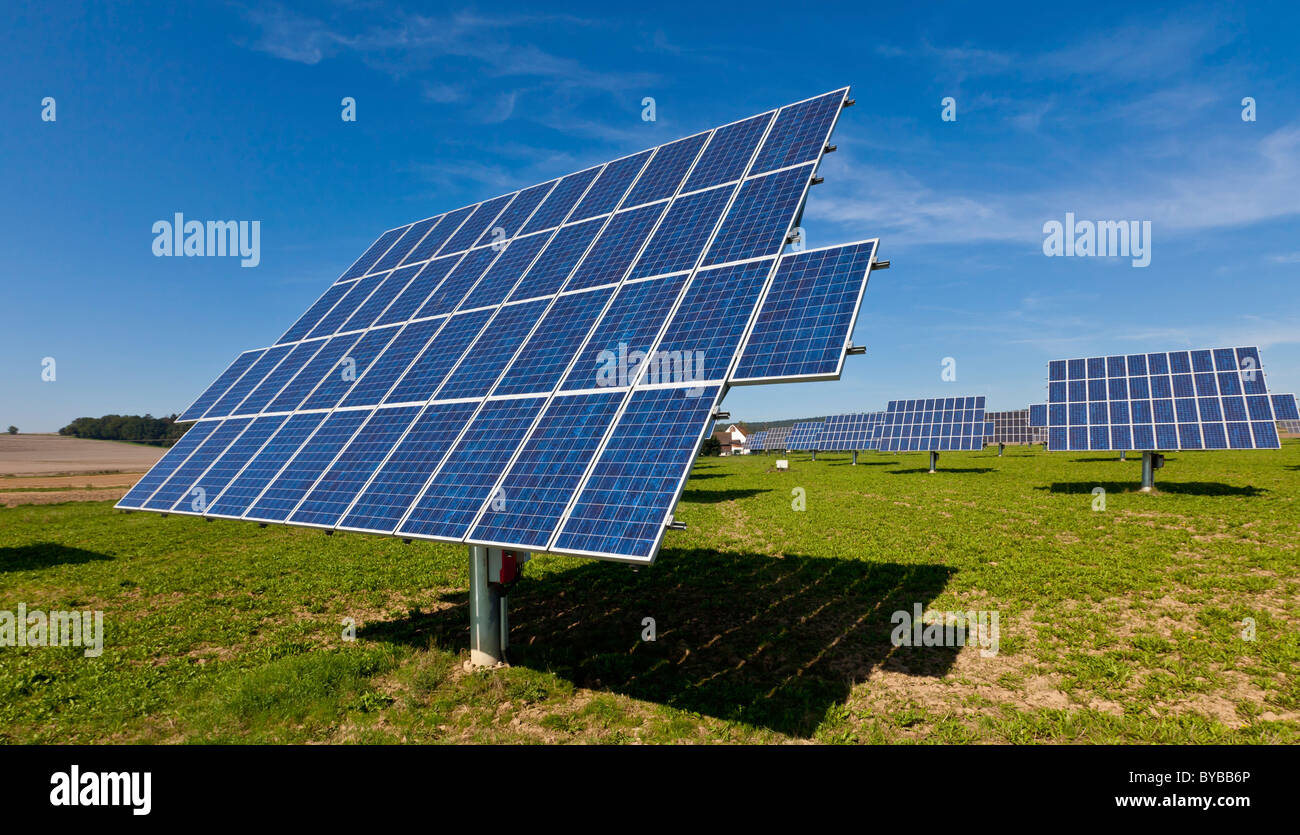 Ferme solaire, des plantes en plein air, des modules solaires, l'énergie solaire, Naturpark Altmuehltal nature park, Bavaria, Germany, Europe Banque D'Images