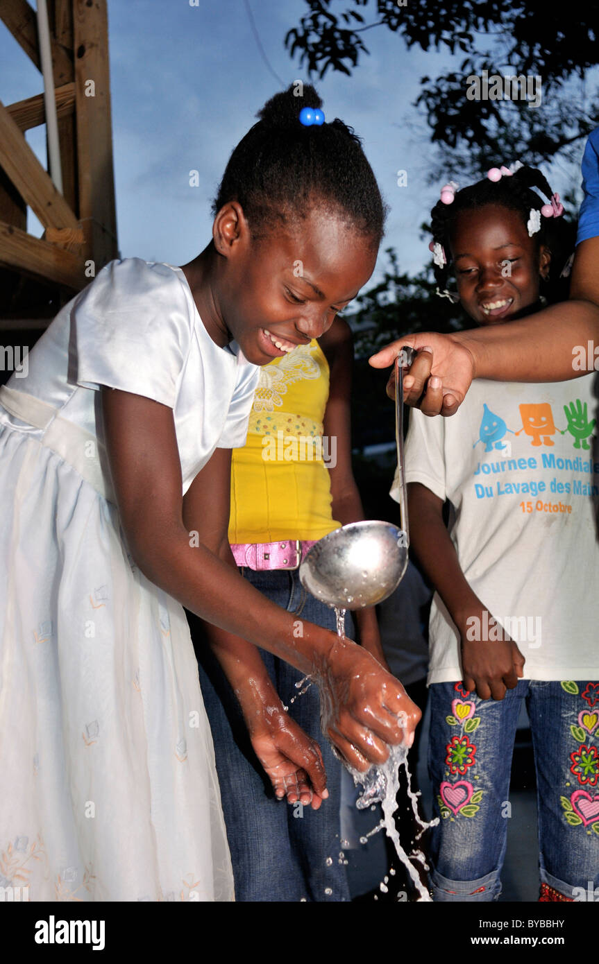 Les enfants de l'école apprennent à se laver les mains, l'éducation à l'hygiène campagne pour lutter contre le choléra, Haïti, Caraïbes , Banque D'Images