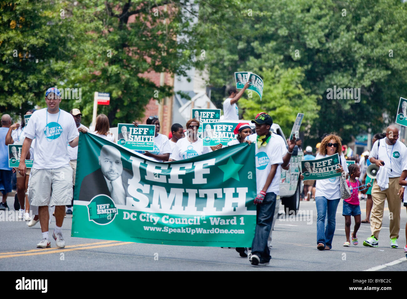 Les partisans de Jeff Smith pour le conseil municipal de DC la tête de la parade à la DC 2010 Caribbean Carnival à Washington, DC. Banque D'Images