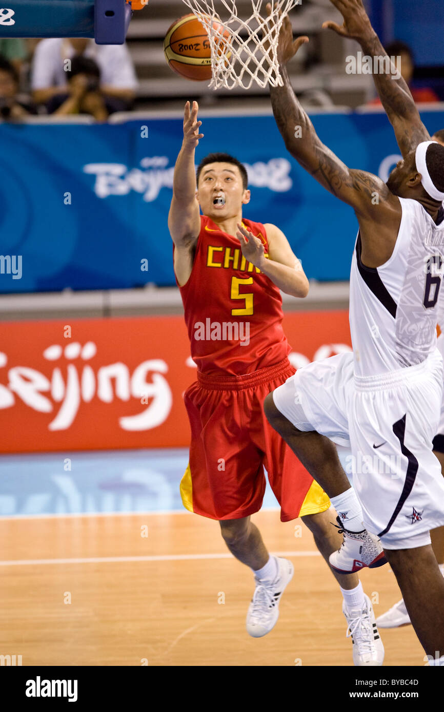 Liu Wei (CHN) USA-Chine men's basketball action aux Jeux Olympiques d'été 2008, Pékin, Chine Banque D'Images