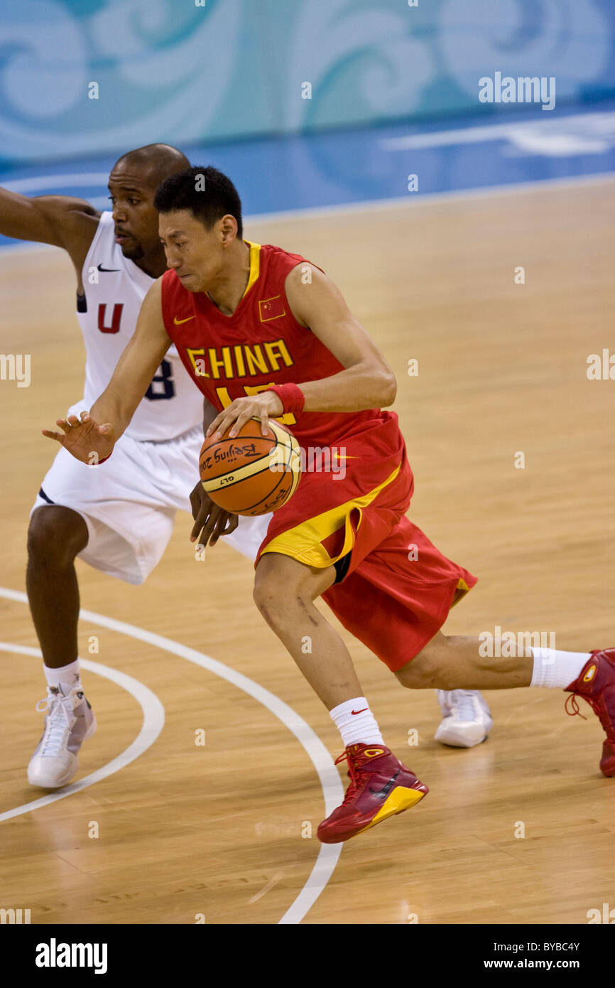 Du Feng (CHN) USA-Chine men's basketball action aux Jeux Olympiques d'été 2008, Pékin, Chine Banque D'Images