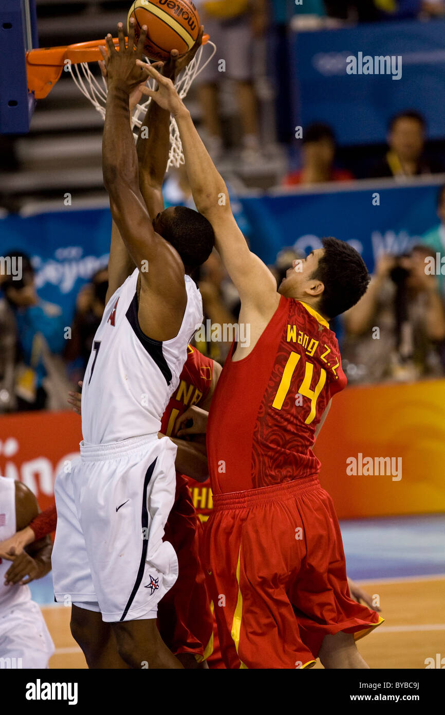 Wang Zhizhi (CHN) USA-Chine men's basketball action aux Jeux Olympiques d'été 2008, Pékin, Chine Banque D'Images