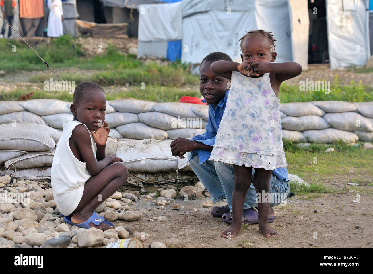 Les enfants dans un camp des victimes de tremblement de terre de janvier 2010, la Croix-des-Bouquets, district , Haïti, Caraïbes, Amérique Centrale Banque D'Images