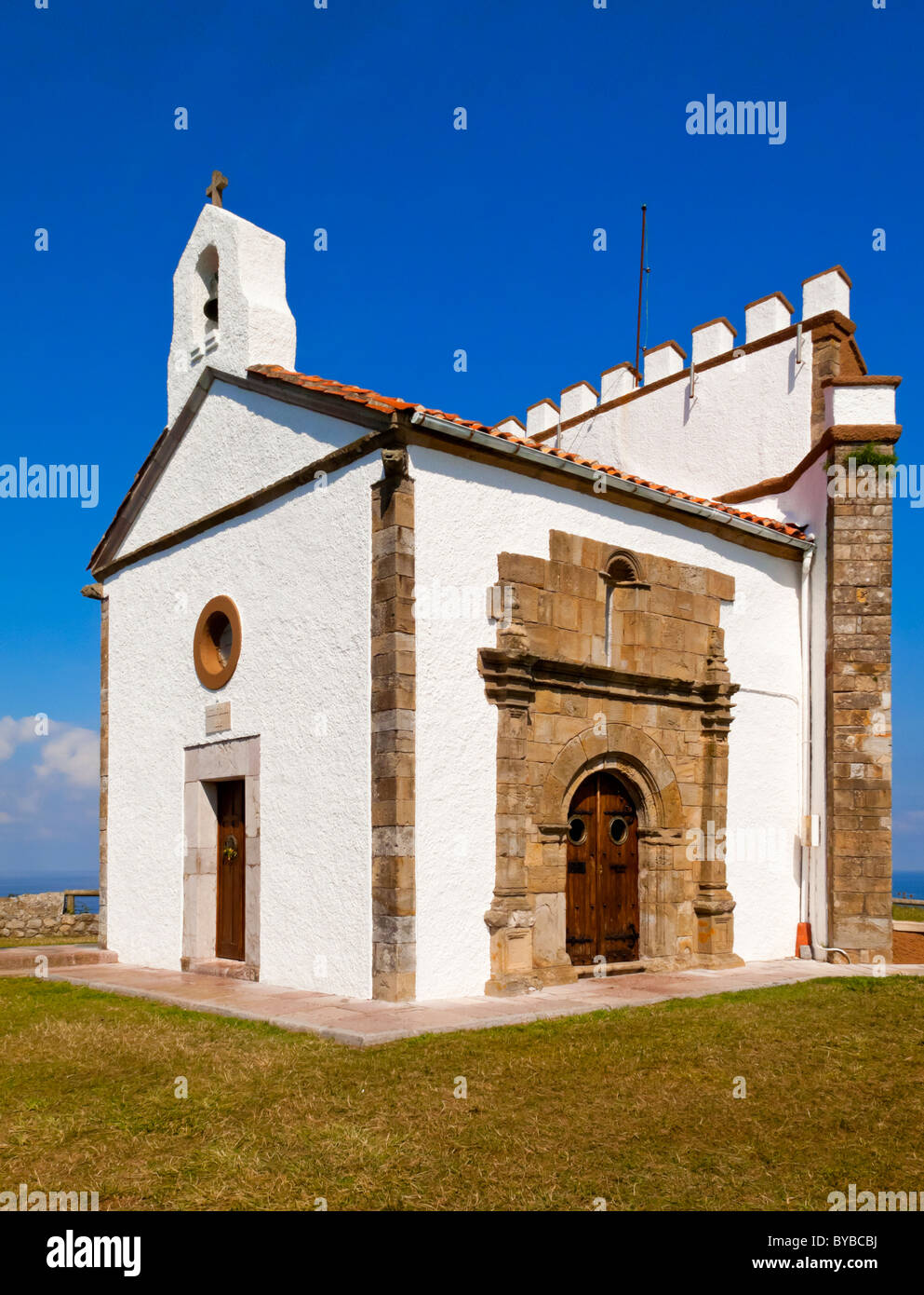 Ermita de la Guia une petite chapelle sur les falaises au-dessus de la station balnéaire de Ribadesella Asturies dans le nord de l'Espagne Banque D'Images