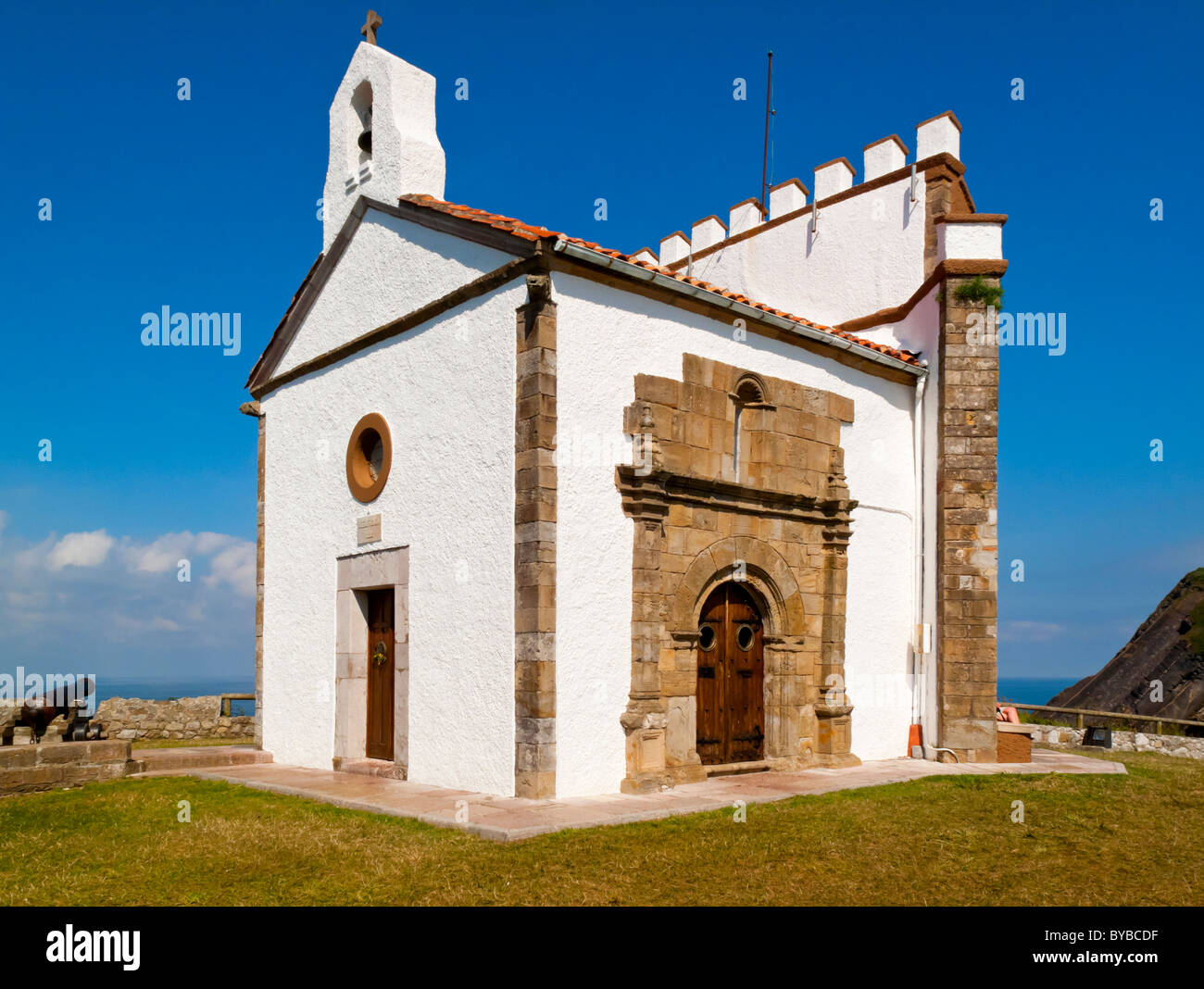 Ermita de la Guia une petite chapelle sur les falaises au-dessus de la station balnéaire de Ribadesella Asturies dans le nord de l'Espagne Banque D'Images