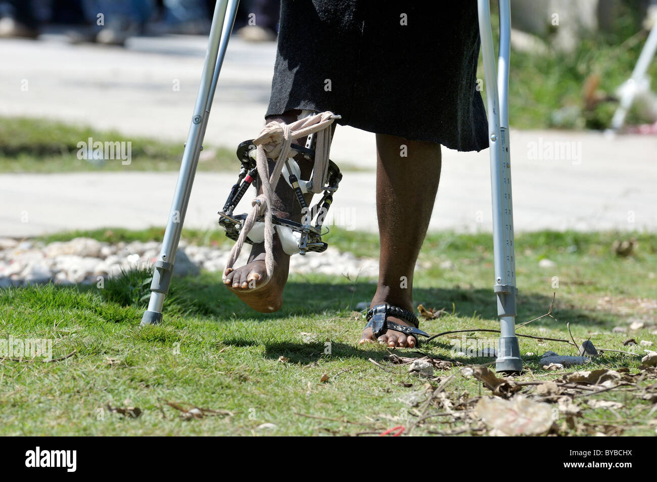 Jeune femme blessés dans le tremblement de terre de janvier 2010, c'est d'apprendre à marcher à nouveau, Delmas 33, Haïti, Caraïbes , Banque D'Images Jeune femme blessés dans le tremblement de terre de janvier 2010, c'est d'apprendre à marcher à nouveau, Delmas 33, Haïti, Caraïbes , Banque D'Images