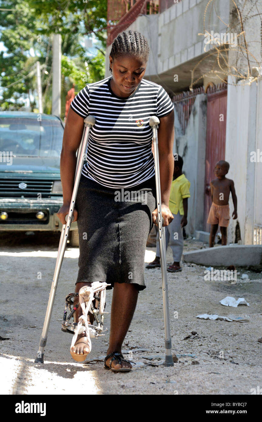 Jeune femme blessés dans le tremblement de terre de janvier 2010, c'est d'apprendre à marcher à nouveau, Delmas 19, Haïti, Caraïbes , Banque D'Images Jeune femme blessés dans le tremblement de terre de janvier 2010, c'est d'apprendre à marcher à nouveau, Delmas 19, Haïti, Caraïbes , Banque D'Images