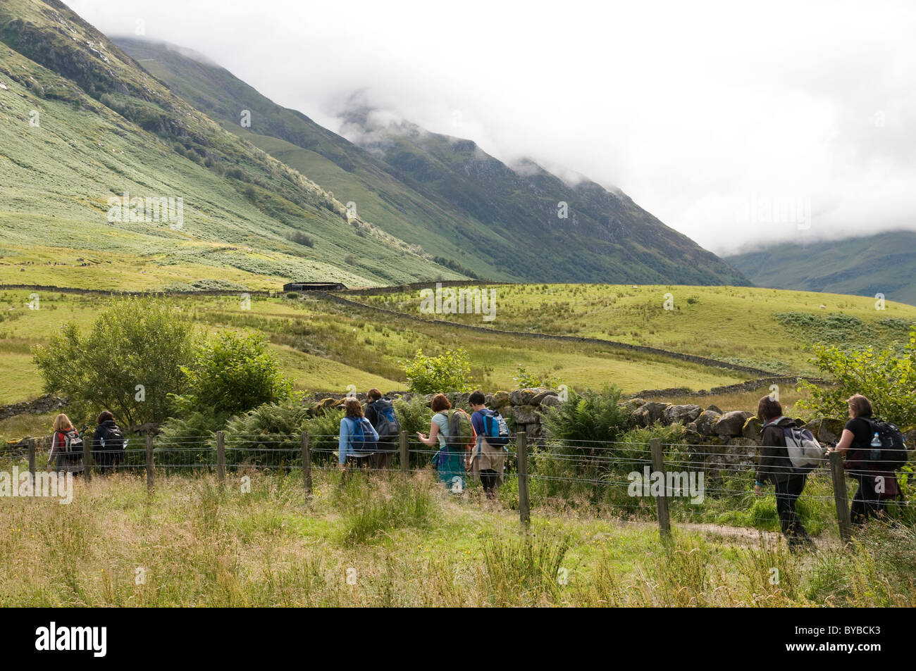 Groupe de personnes marchant sur le Ben Nevis, Highlands, Scotland, UK Banque D'Images