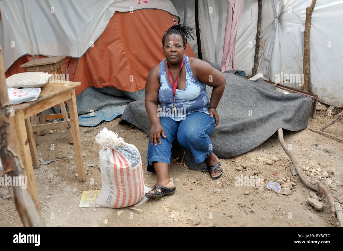 Femme assise sur son lit dans un camp de tentes pour les victimes du tremblement de terre de janvier 2010, Delmas 89, Haïti, Caraïbes , Banque D'Images Femme assise sur son lit dans un camp de tentes pour les victimes du tremblement de terre de janvier 2010, Delmas 89, Haïti, Caraïbes , Banque D'Images