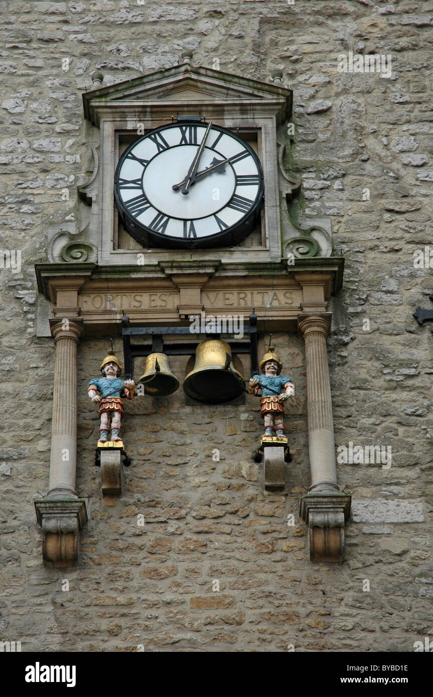 L'horloge et le quart des garçons sur la Tour Carfax Oxford. Banque D'Images