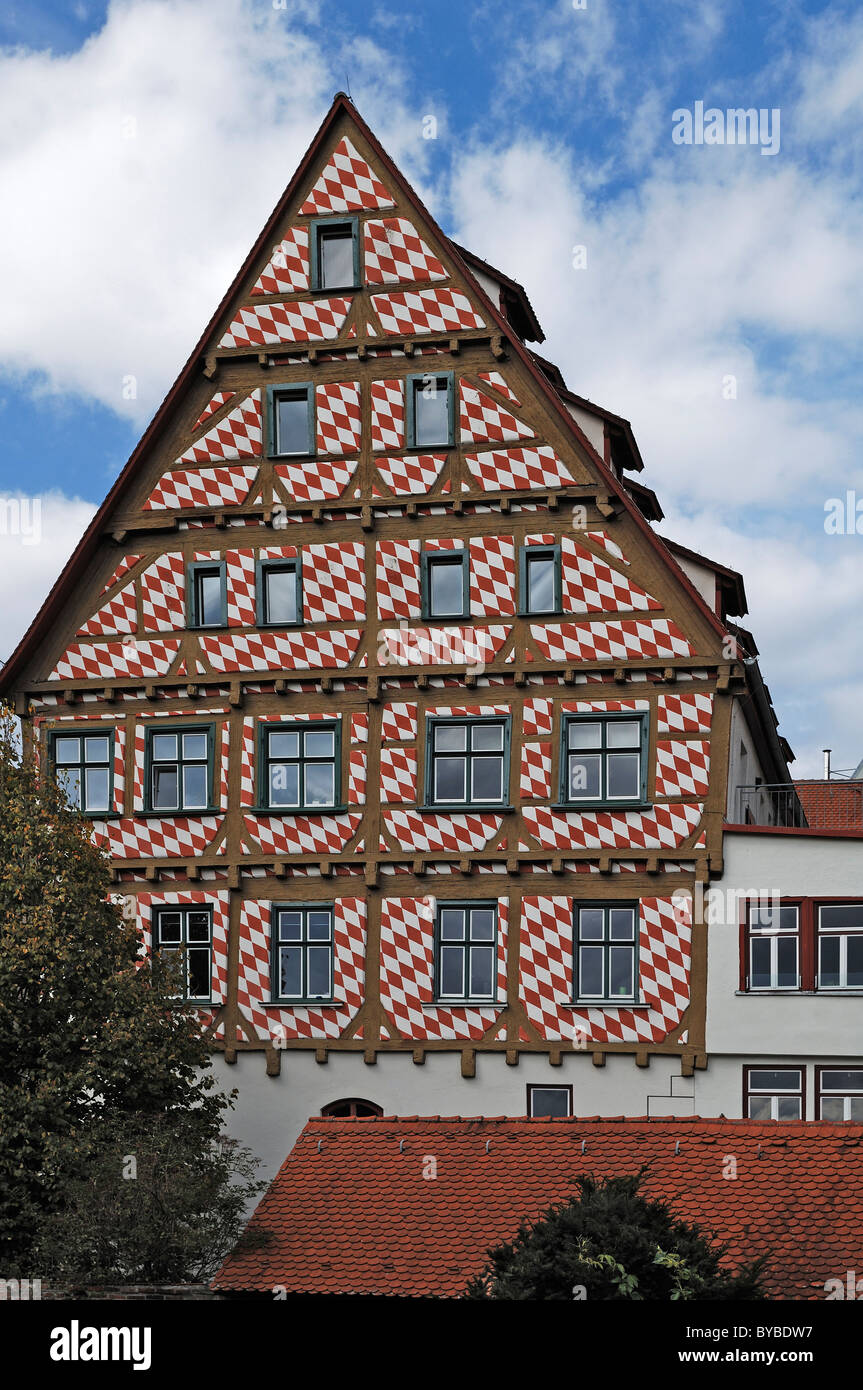 Vieille maison à colombages à pignons peints avec des diamants rouges, vu depuis les remparts de la ville, Ulm, Bade-Wurtemberg, Allemagne, Europe Banque D'Images