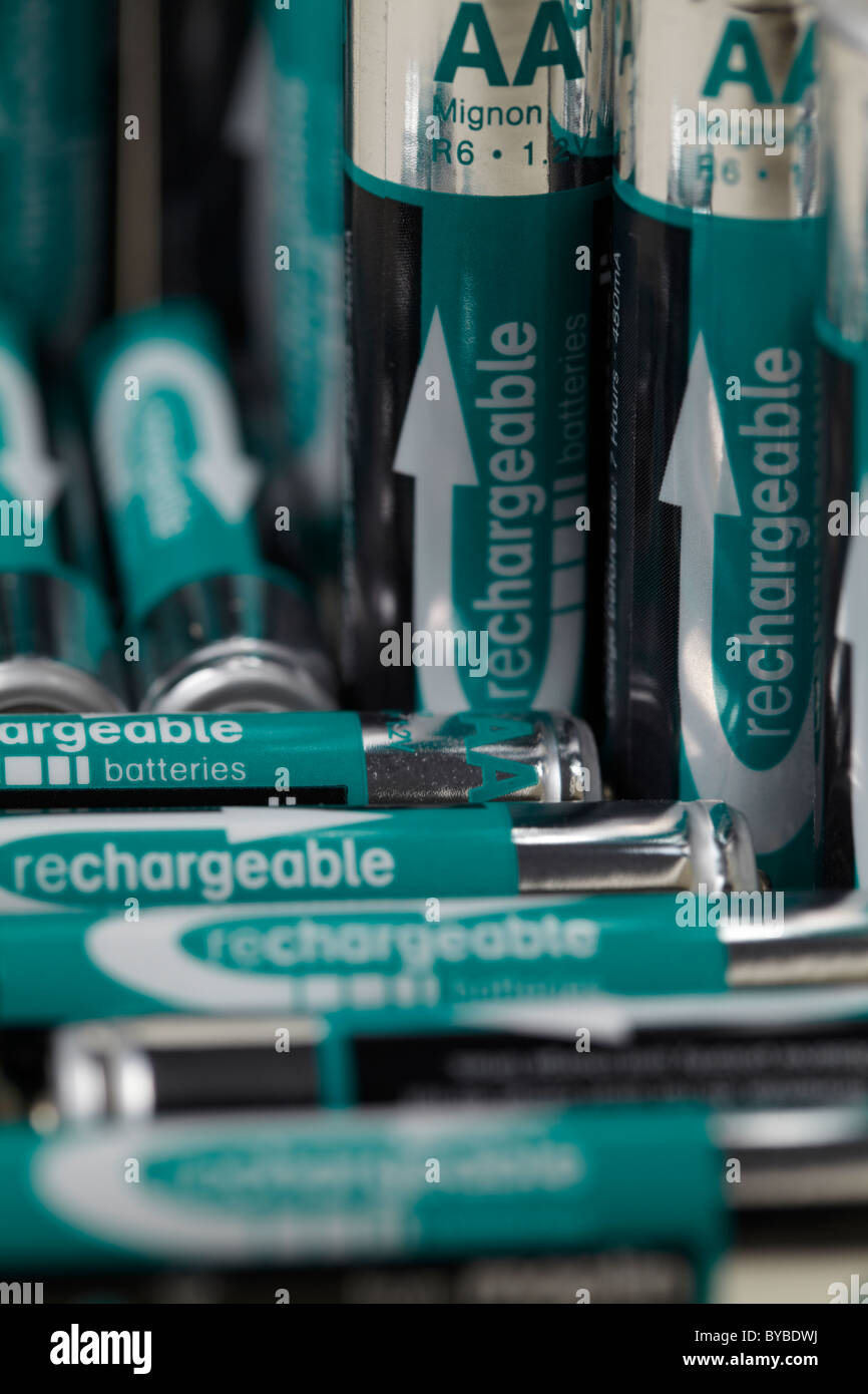 Un ensemble de piles rechargeables AA et AAA de tailles. Banque D'Images