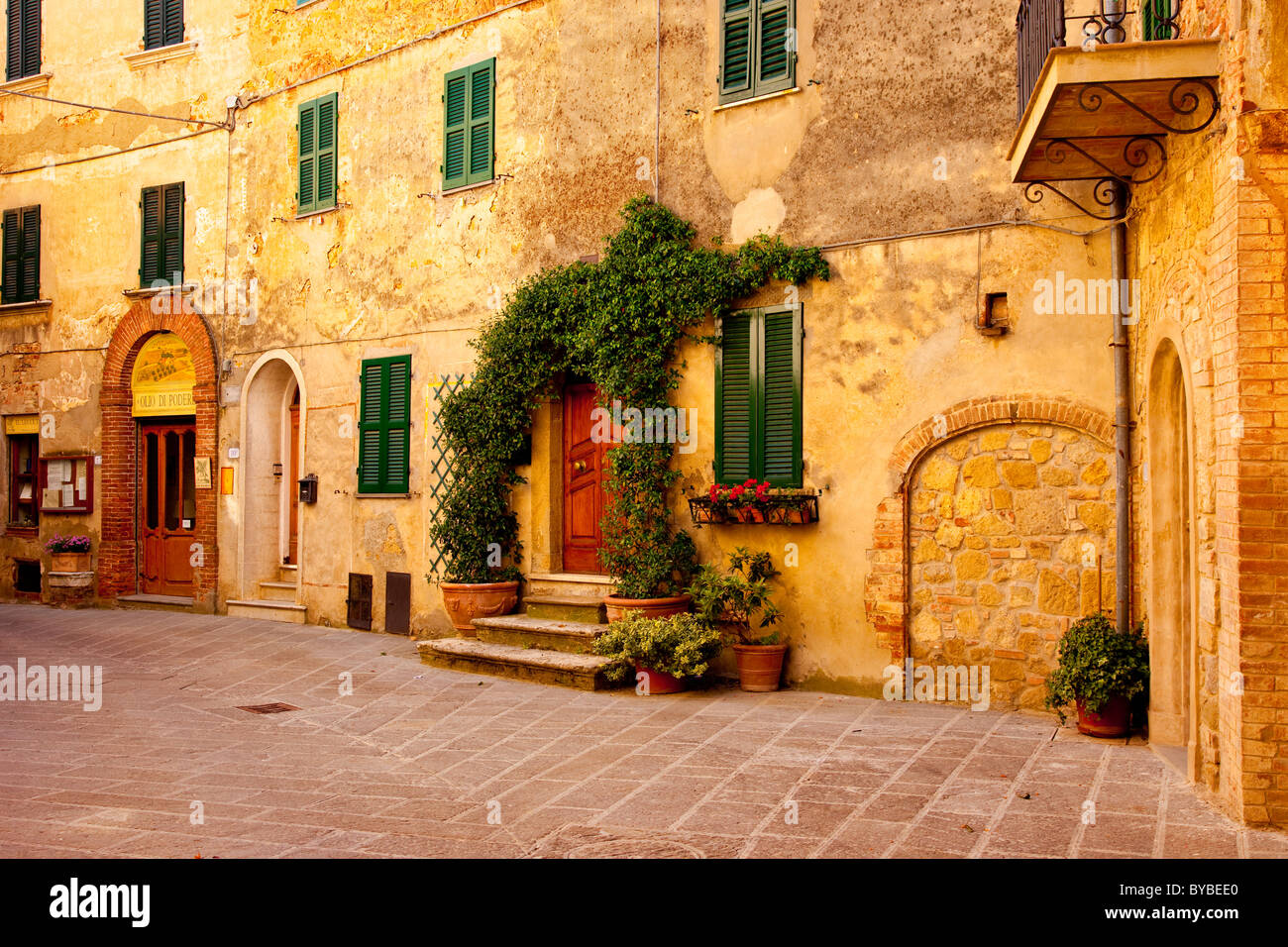 Cour intérieure dans le village médiéval de Castelmuzio près de Montisi, Toscane Italie Banque D'Images