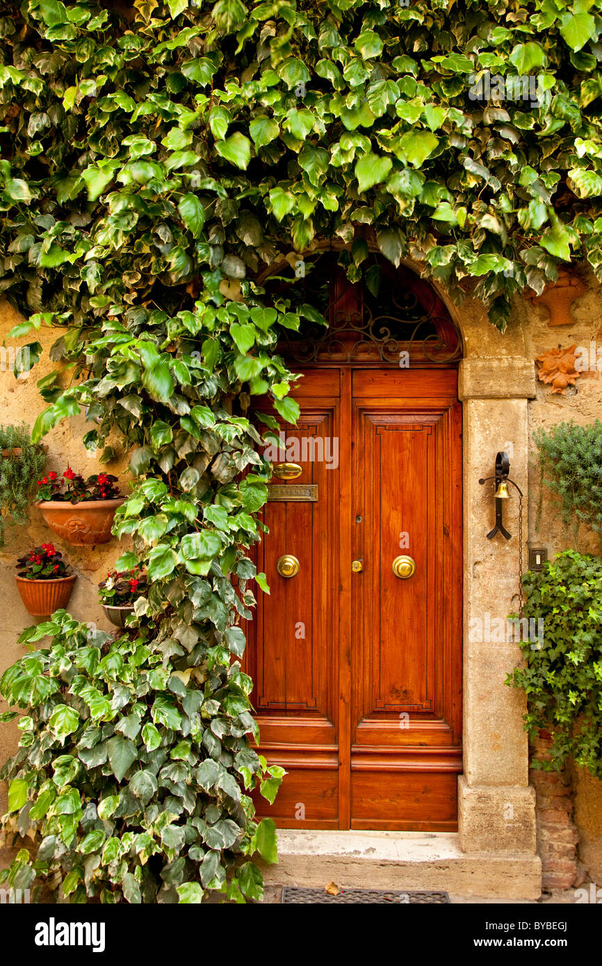 Porte avant pour la Maison dans village médiéval de Castelmuzio près de Montisi, Toscane Italie Banque D'Images