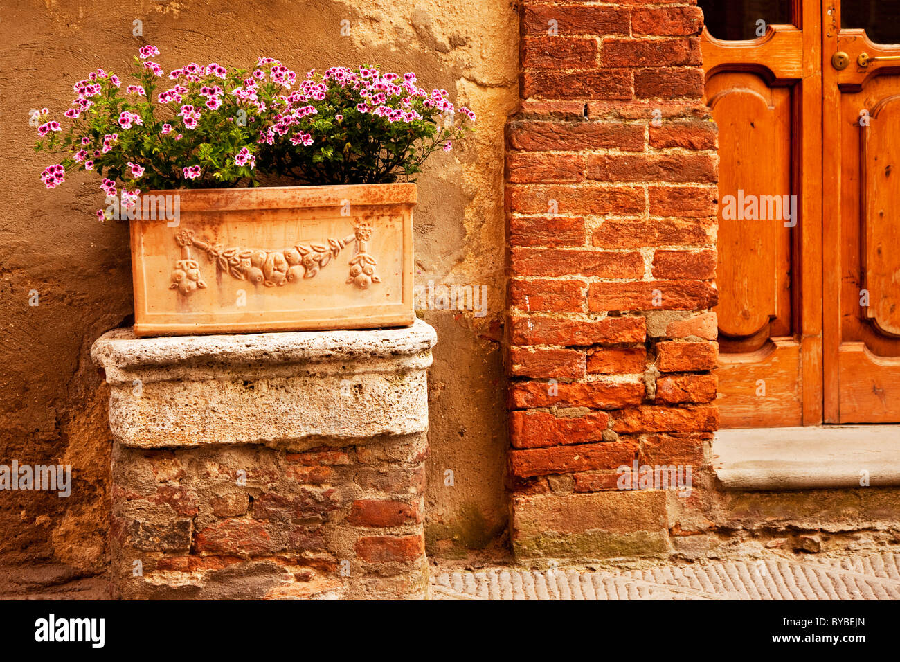 Boîte à fleurs en bois à côté de la porte avant pour la Maison dans village médiéval de Castelmuzio près de Montisi, Toscane Italie Banque D'Images
