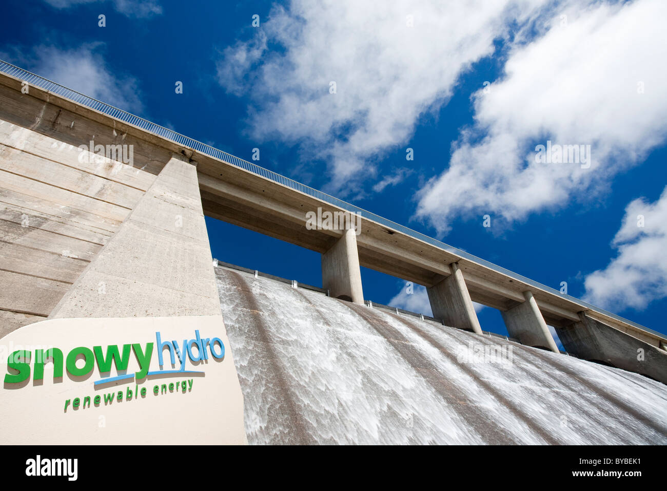 Gathega alimentant le barrage de l'eau pour pouvoir Guthega power station dans le cadre de l'hydro Snowy Mountains scheme Banque D'Images