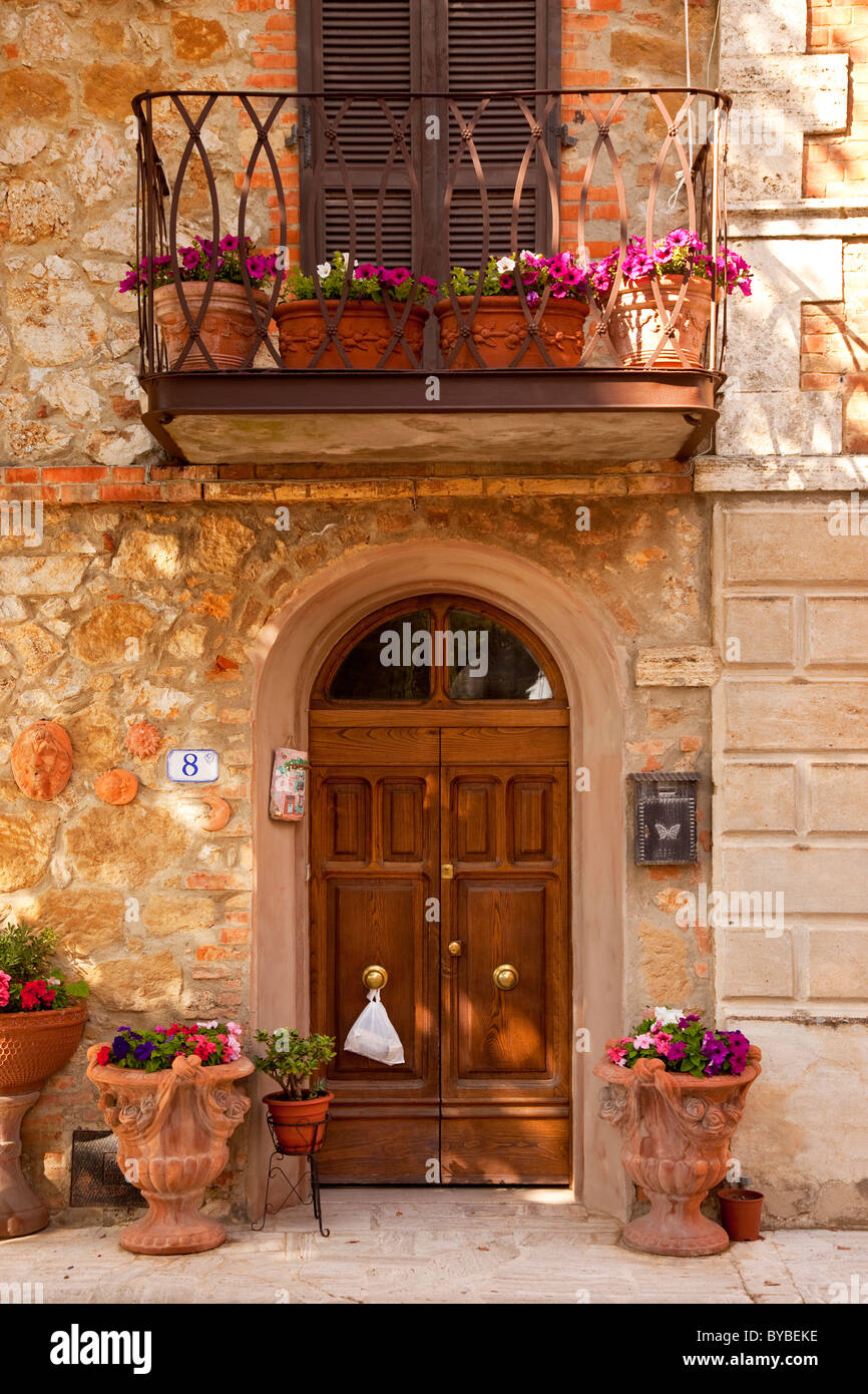 Sac de livraison est suspendu à la porte avant en bois pour la Maison dans village médiéval de Castelmuzio près de Montisi, Toscane Italie Banque D'Images