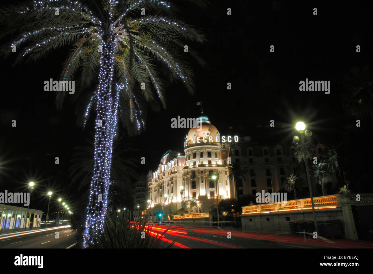 L'hôtel Negresco sur la Promenade des Anglais à Noël, palmier, de guirlandes, de Nice, p as Département Alpes Maritimes, Région Banque D'Images