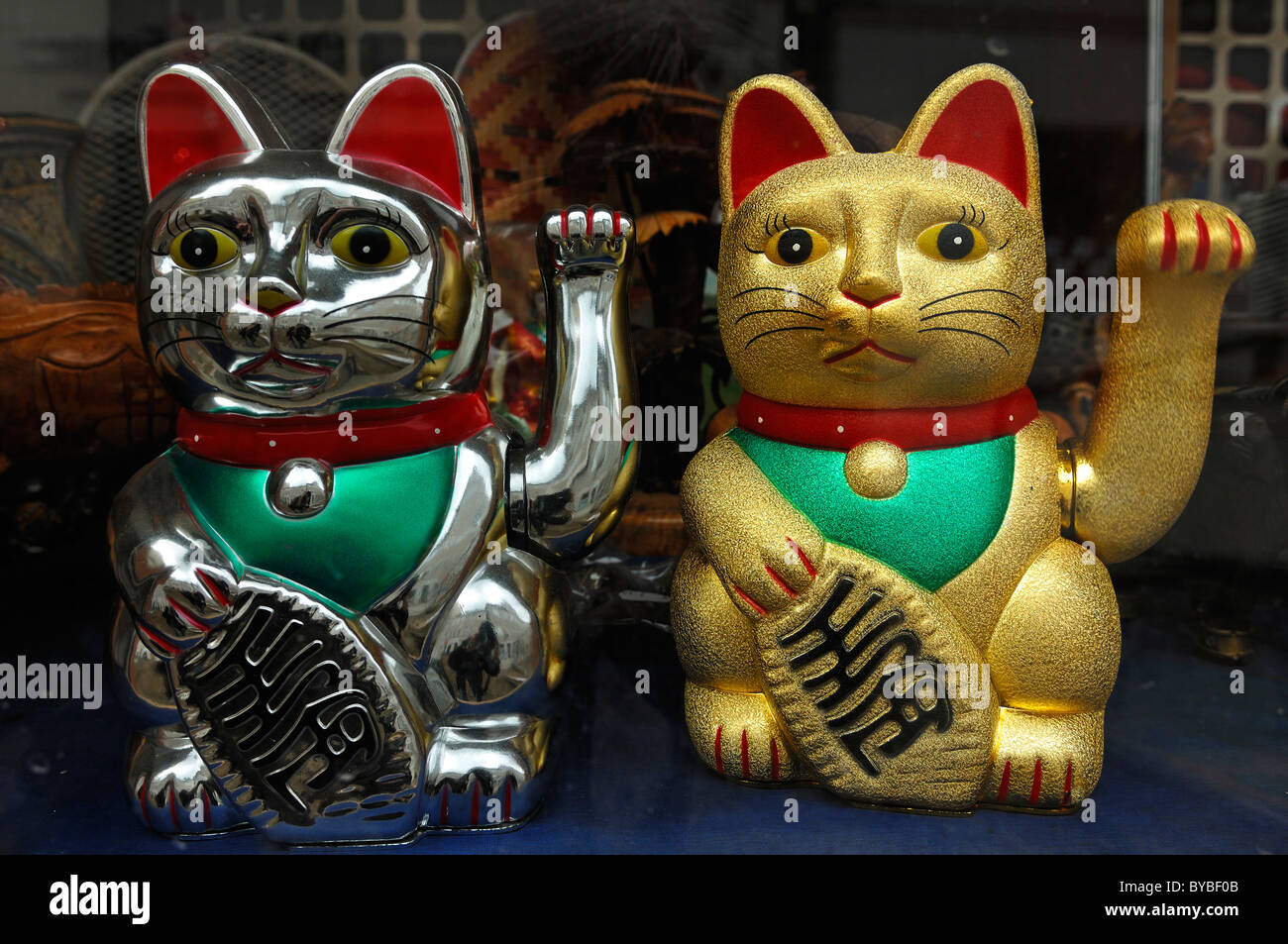 Deux chats de chance Chinois dans un magasin de porcelaine Banque D'Images