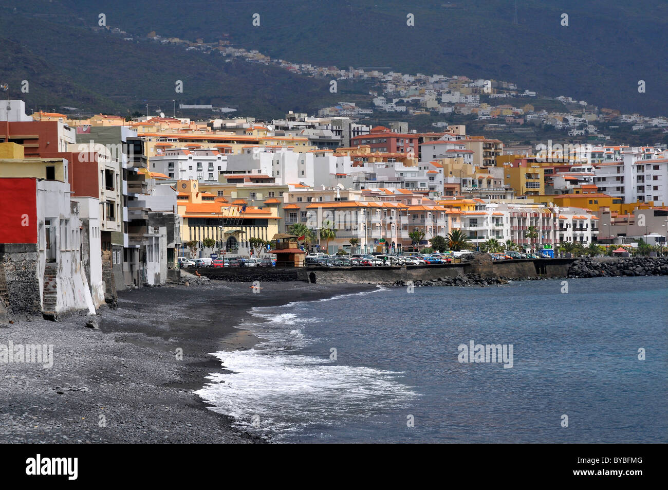 Ville et plage de Candelaria de la partie orientale de Tenerife, dans les îles Canaries. Banque D'Images