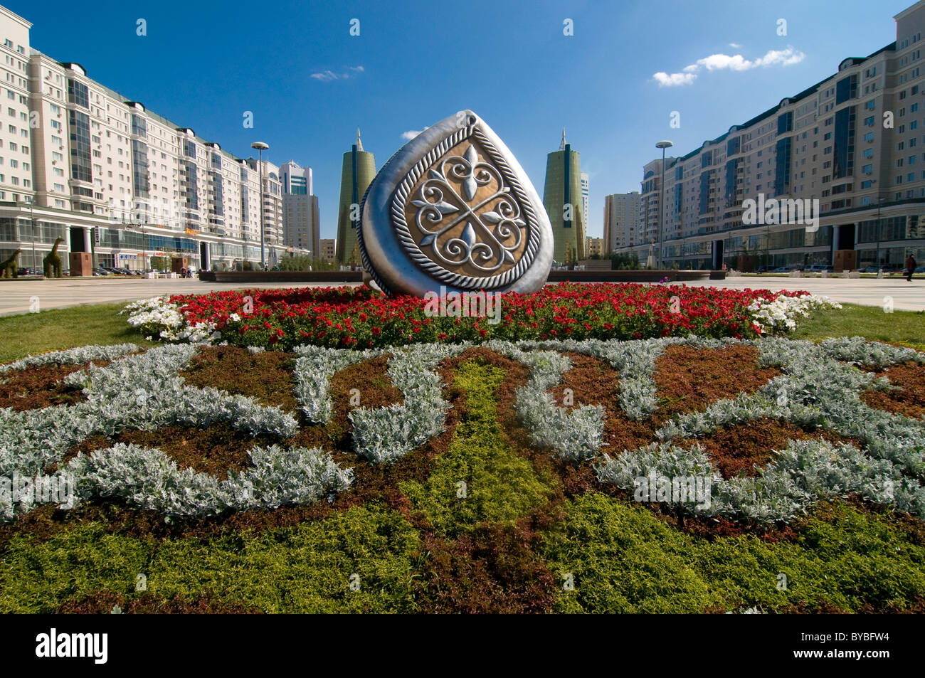 Fleurs à la Tour Bayterek, monument d'Astana, Kazakhstan, en Asie centrale Banque D'Images