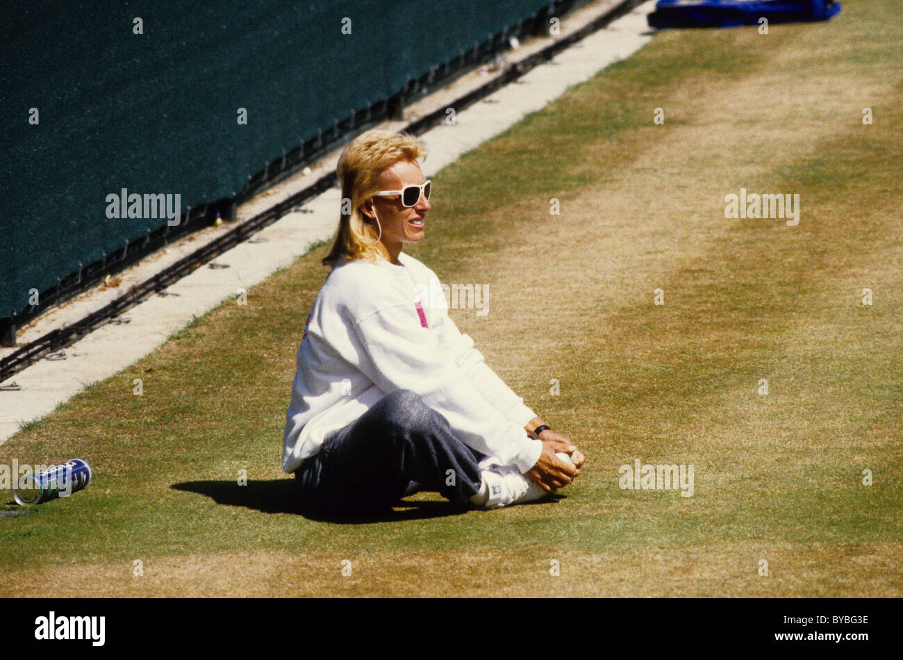 Martina Navratilova se détendre et étirer le tournoi de tennis de Wimbledon 1987 Banque D'Images