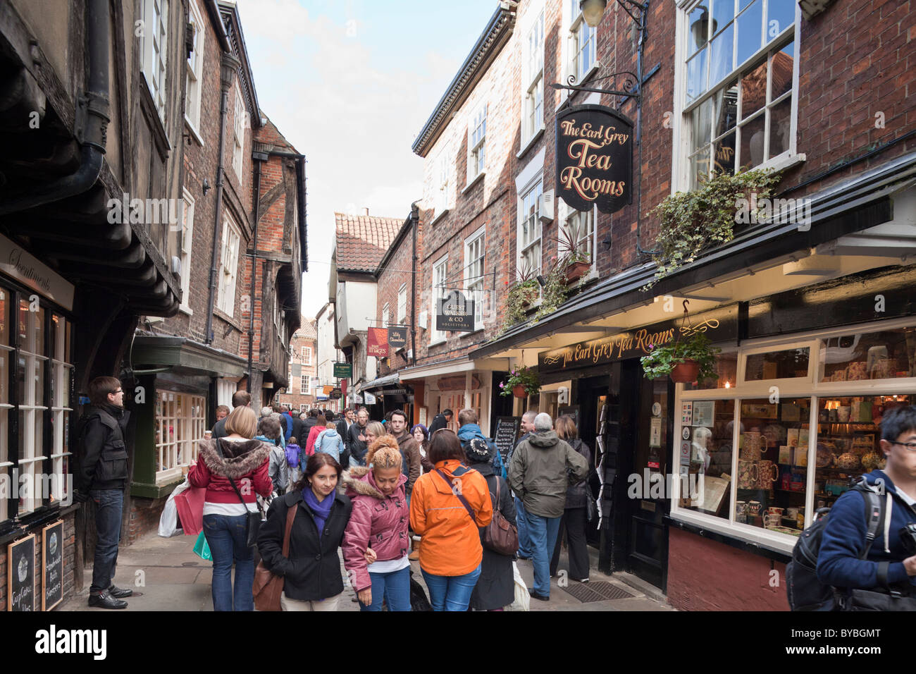 Les touristes un dimanche après-midi dans les Shambles, York Royaume-Uni Banque D'Images