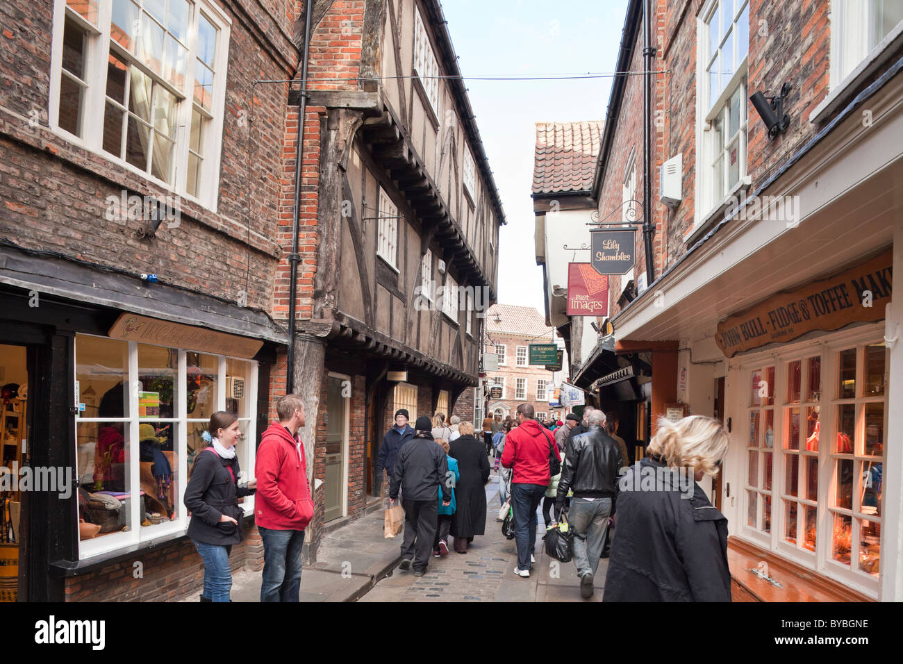 Les touristes un dimanche après-midi dans les Shambles, York Royaume-Uni Banque D'Images