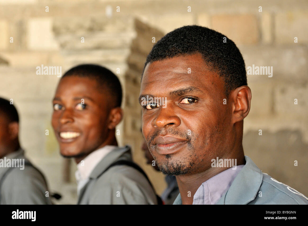 Les étudiants dans un cours de formation pour les jeunes de la Cité Soleil des taudis, projet salésien Lakay ou la maison Banque D'Images