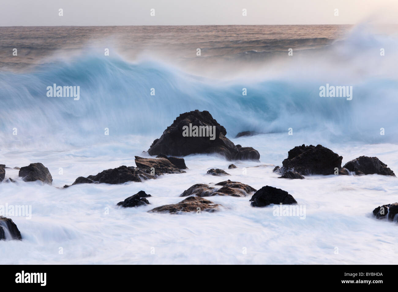 Rock dans le surf, les vagues dans l'Atlantique, la Playa, Valle Gran Rey, La Gomera, Canary Islands, Spain, Europe Banque D'Images