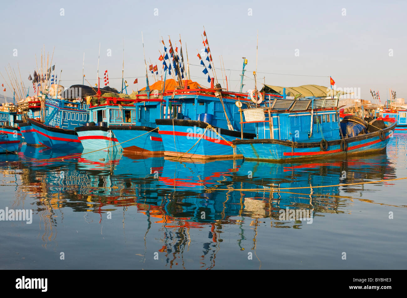 Bateaux de pêche bleu dans le port de Nha Trang, Vietnam, Asie Banque D'Images