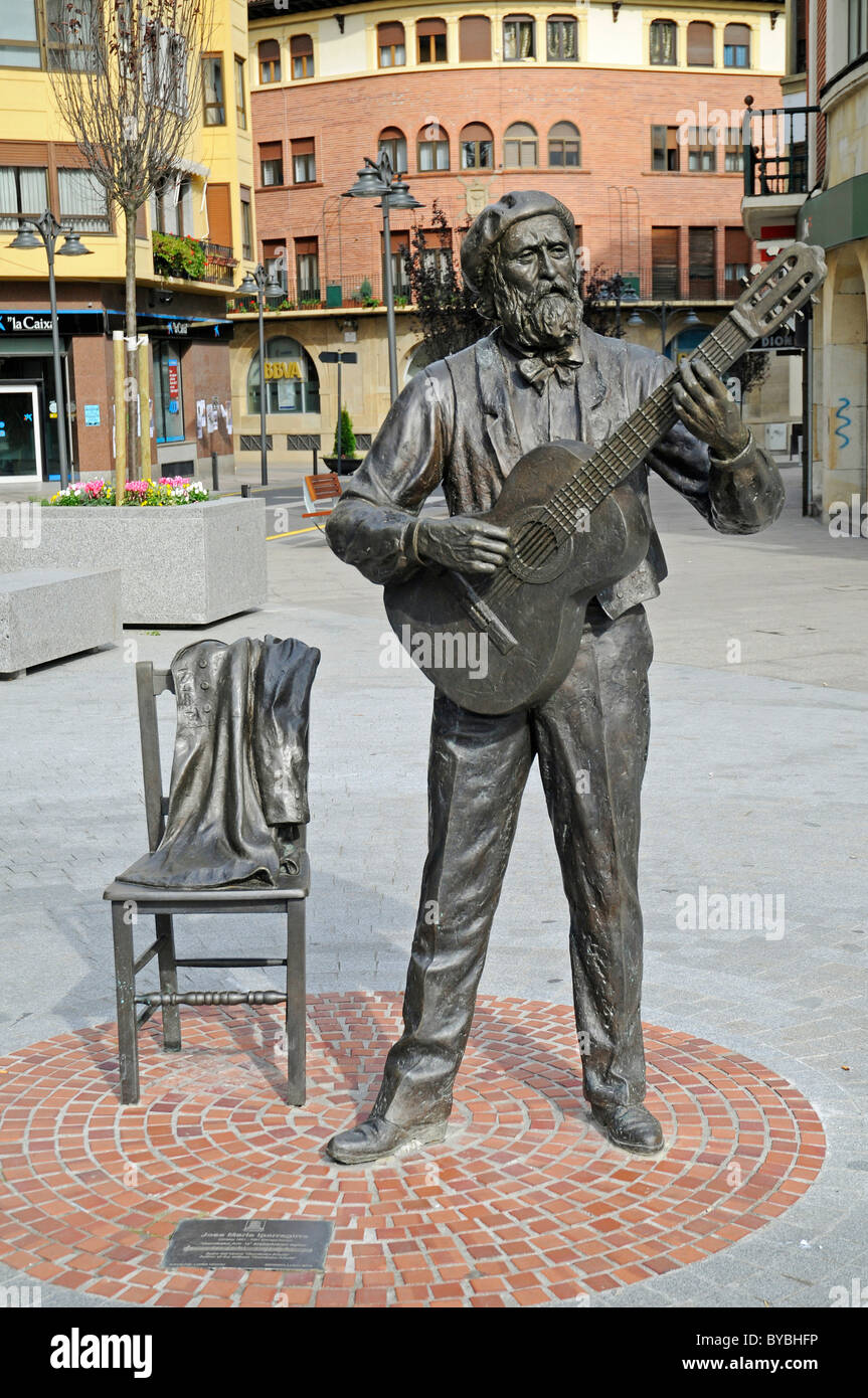 D Monumnt Jose Maria Iparragirre, guitariste et auteur de l'hymne Gernikako Arbola, l'Arbre de Gernika, Gernika Lumo Banque D'Images