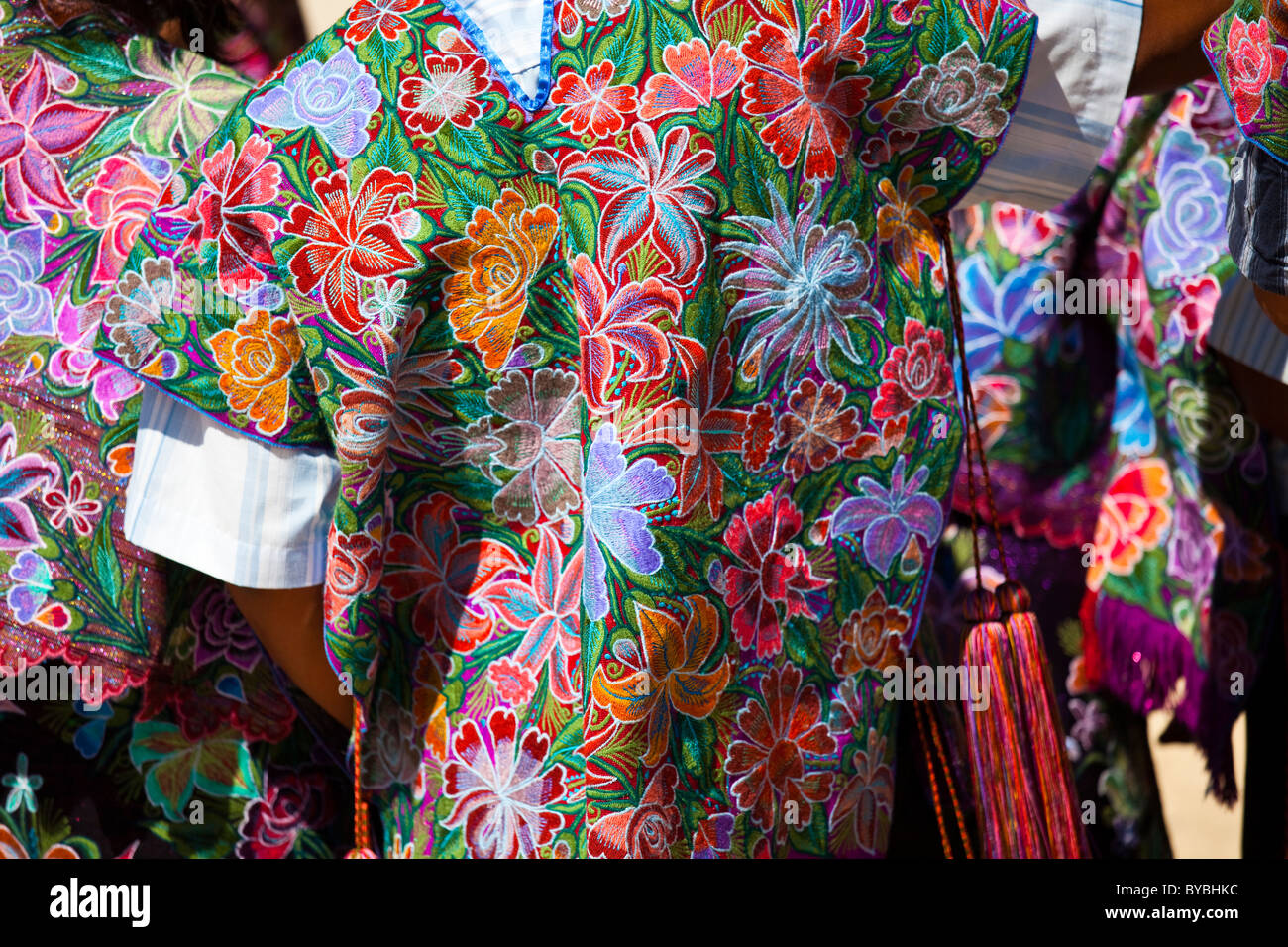 Vêtements brodés au festival de San Sebastian, Zinacantán, Chiapas, Mexique, 10 km à l'extérieur de San Cristobal de las Casas Banque D'Images