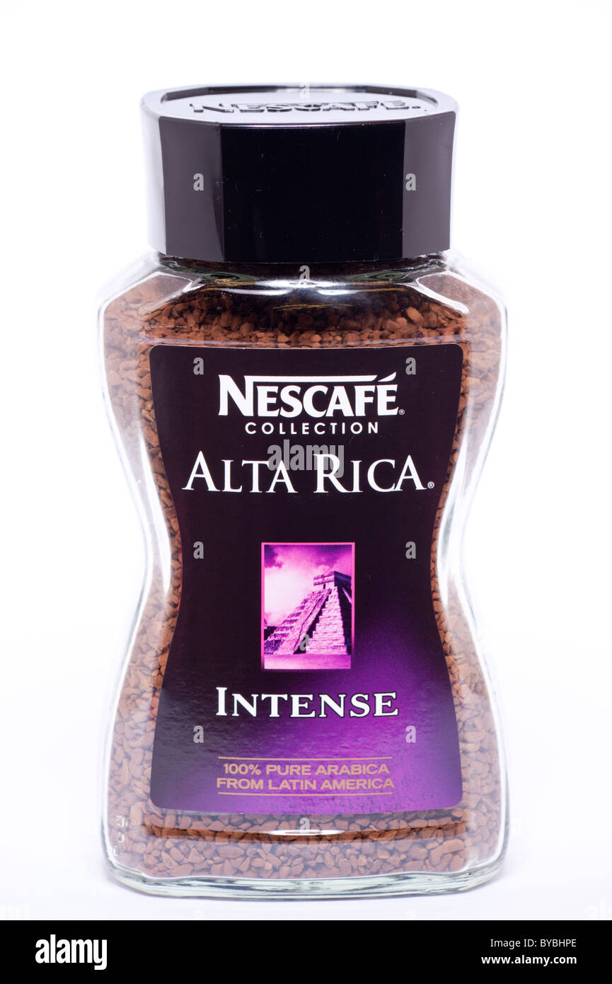 Un pot de café instantané Nescafé Alta Rica sur fond blanc Banque D'Images