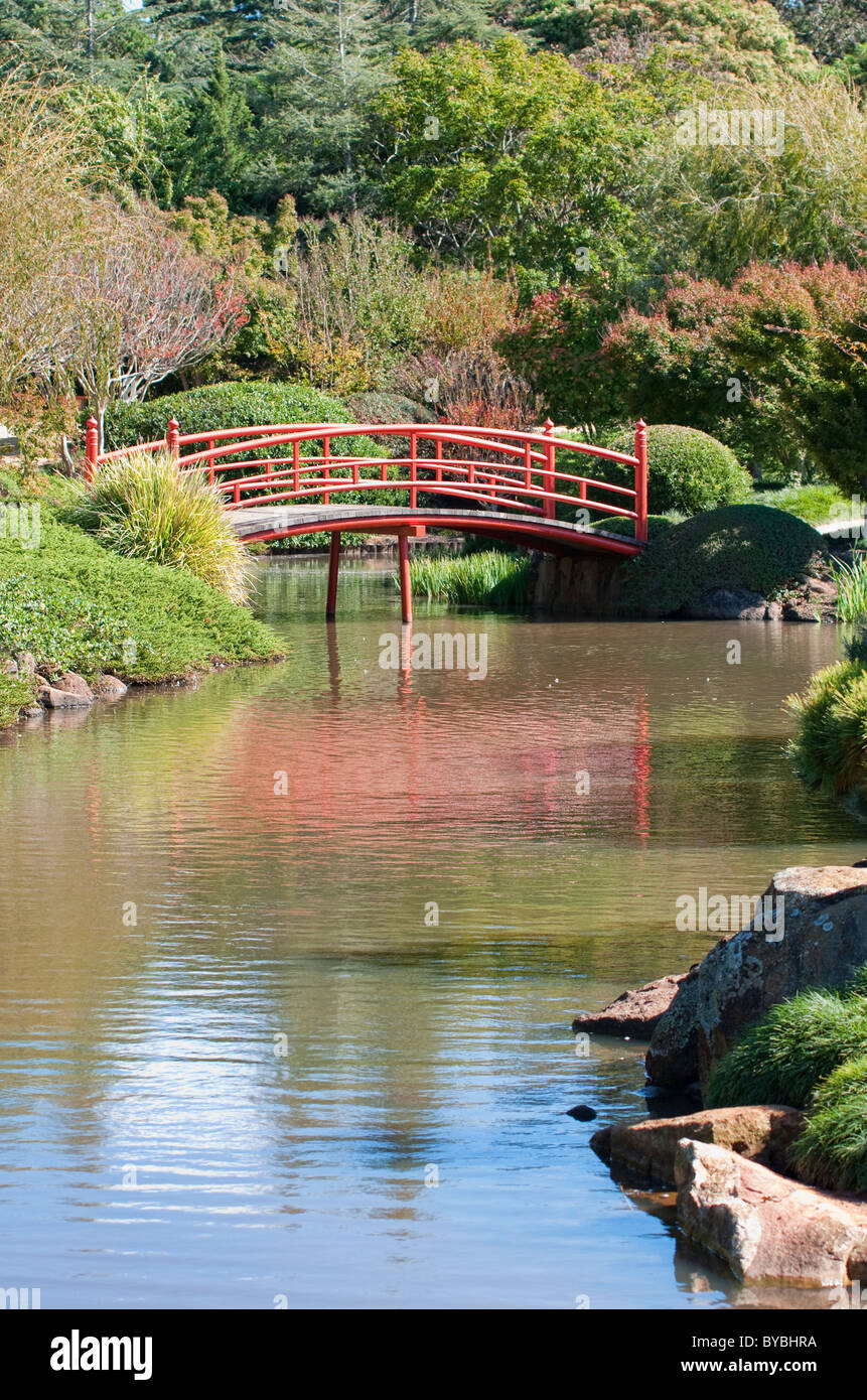 Magnifique et paisible jardin de style japonais avec pont rouge à Toowoomba Banque D'Images