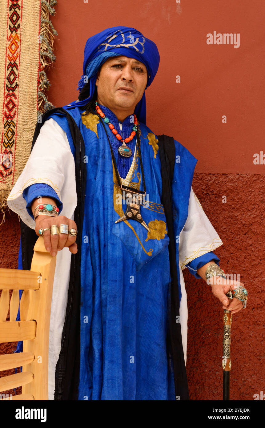 Vêtements bleu traditionnel berbère de costume Taureg homme debout contre un mur en rouge à Marrakech Maroc Banque D'Images