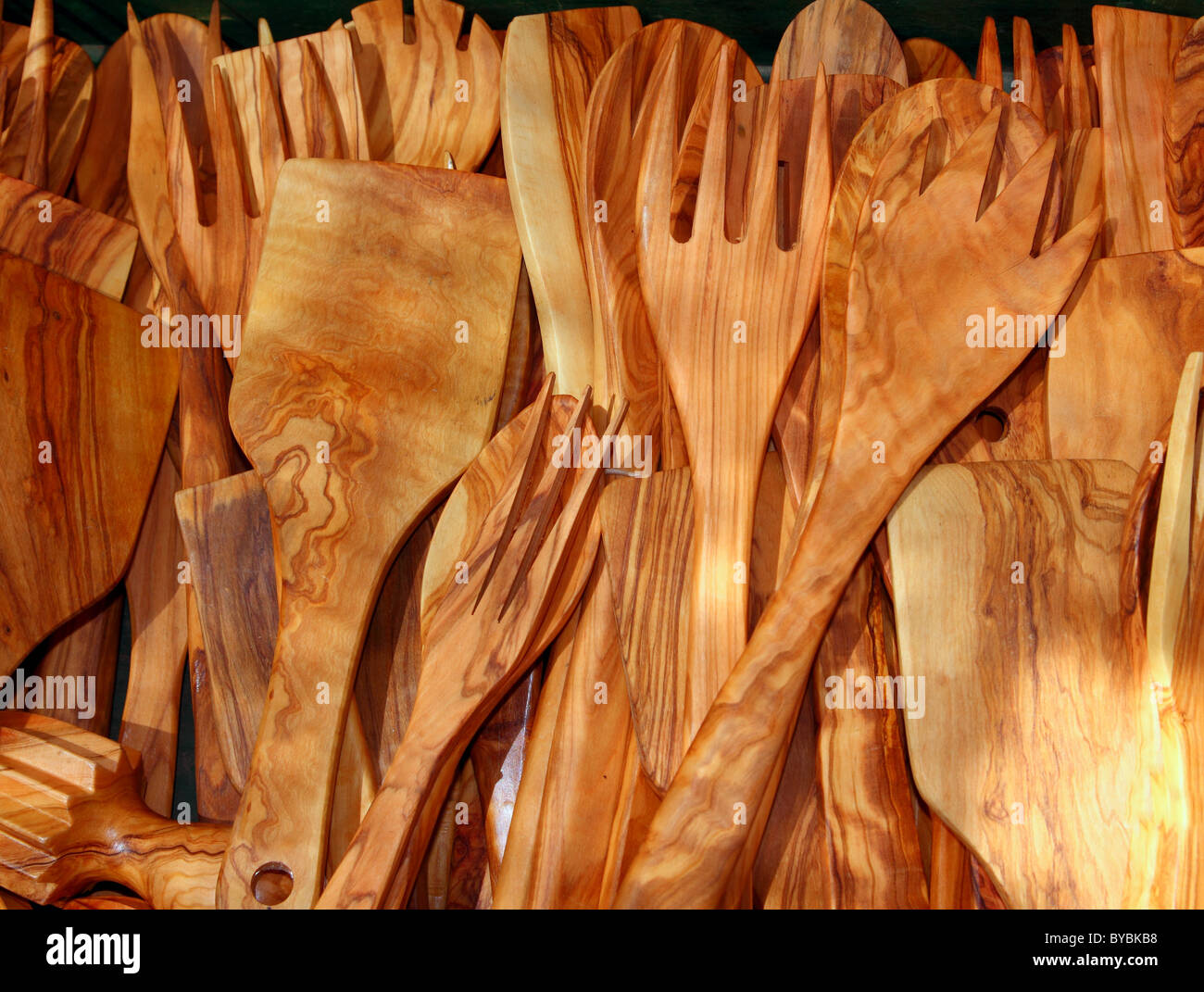 Des couverts en bois d'olivier traditionnel espagnol cuillère fourchette  ustensiles de palettes Photo Stock - Alamy