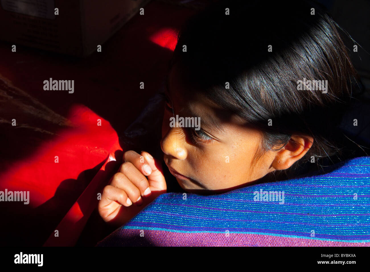 Jeune fille dans le marché municipal, San Cristobal de las Casas, Chiapas, Mexique Banque D'Images