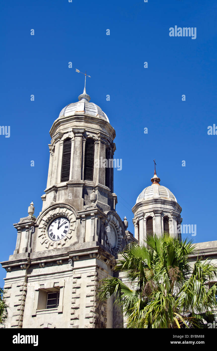 Antigua cathédrale anglicane de Saint John the Divine avec tours baroque blanc Banque D'Images